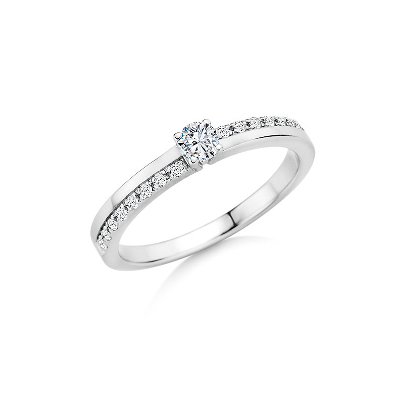 Aufnahme von Verlobungsring aus Weißgold hochpoliert mit 17 weißen Diamanten