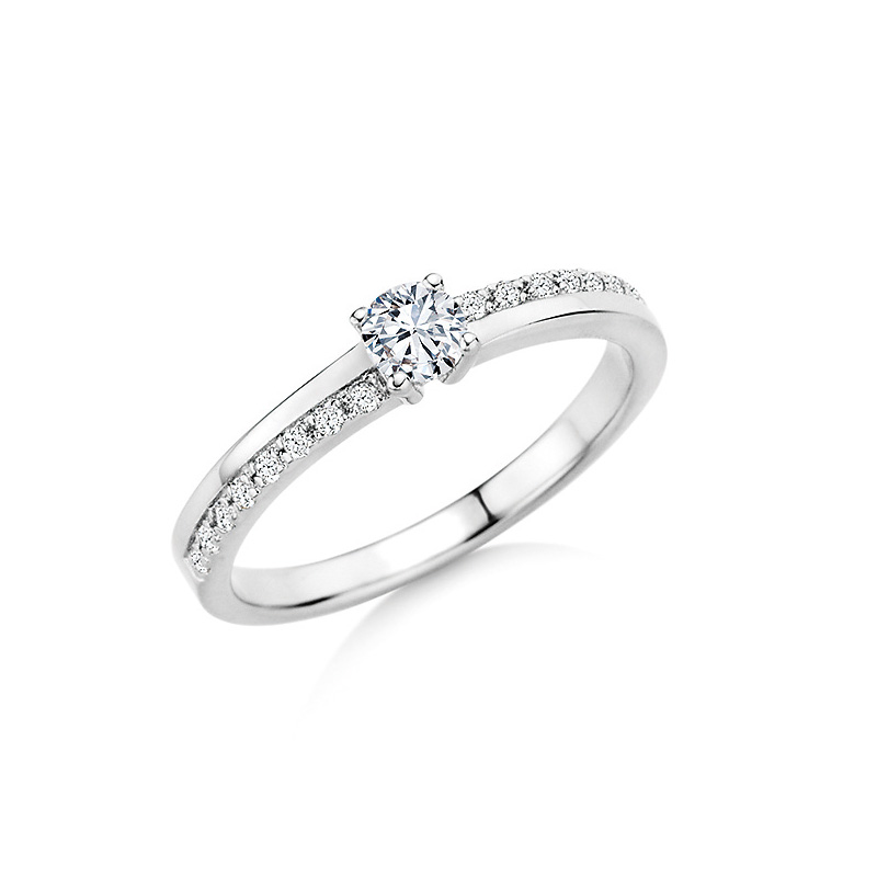 Aufnahme von Weißgold Verlobungsring mit sechzehn kleinen und einem großen Diamanten