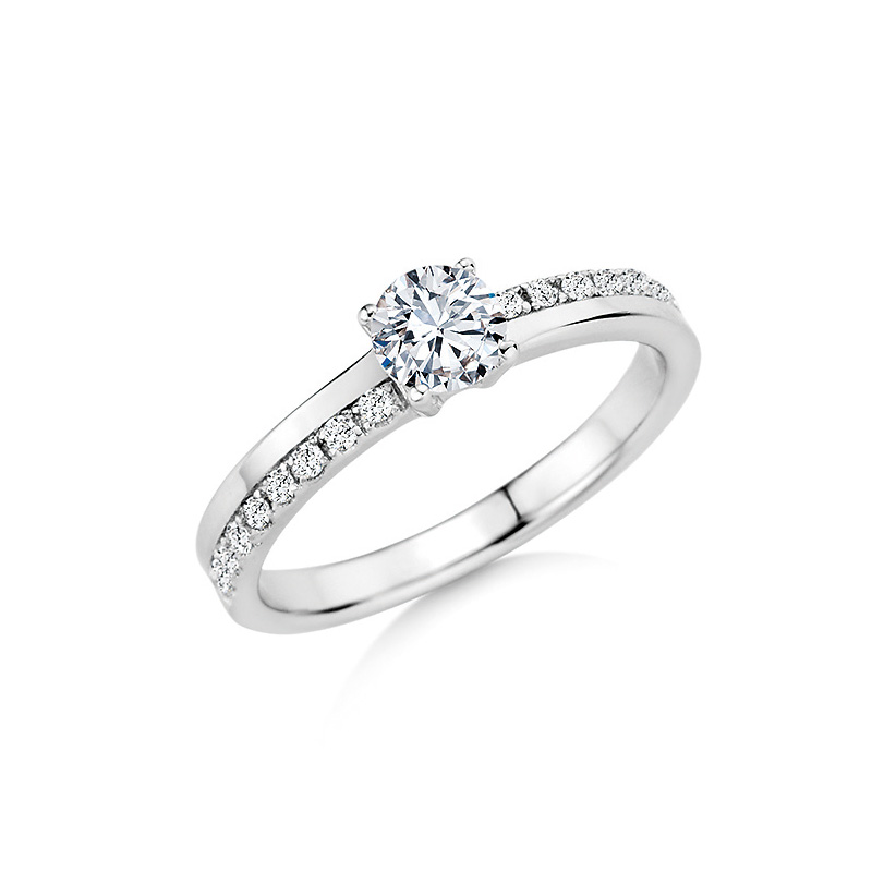 Aufnahme von Antragsring aus Weißgold mit 16 kleinen und einem großen Diamanten
