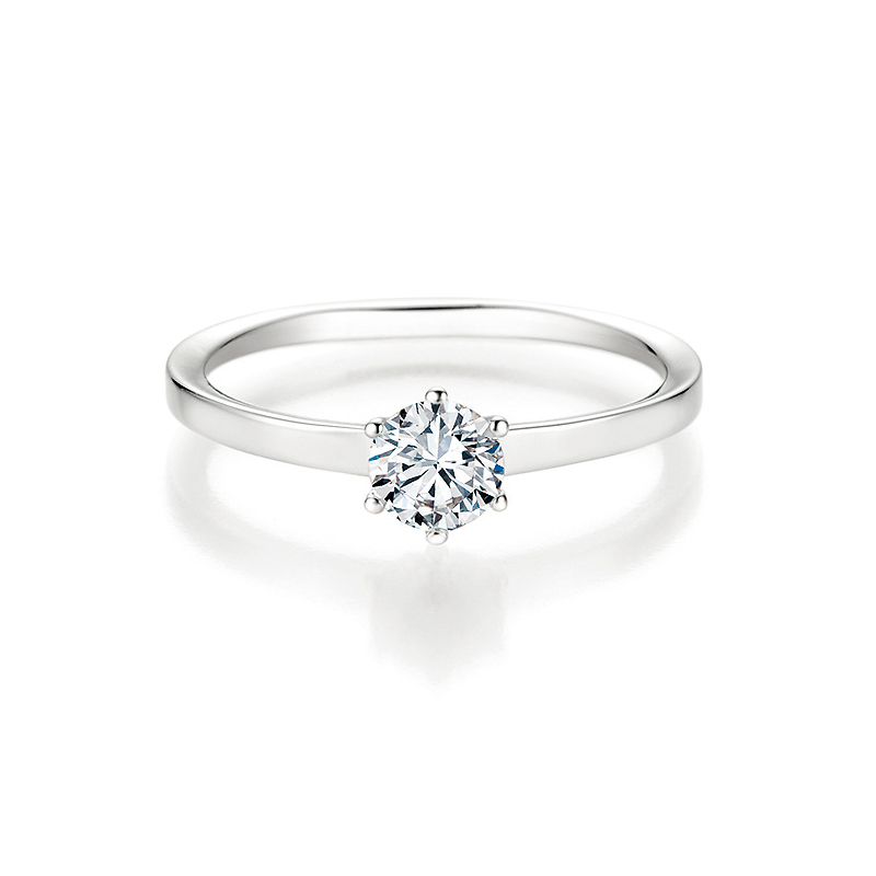 Aufnahme von Weißgold Verlobungsring mit 0,5 Ct. Diamanten in 6 Krappen gesetzt