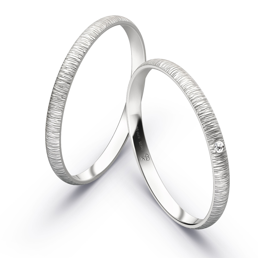 Besondere Eheringe aus Weißgold mit Diamanten und welligem Muster 5124