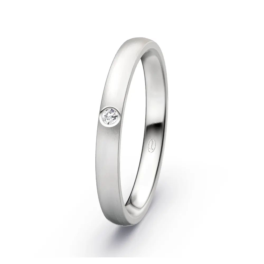 Längsmattierter Ehering aus Silber 925 in 2,5 mm Breite mit Diamant