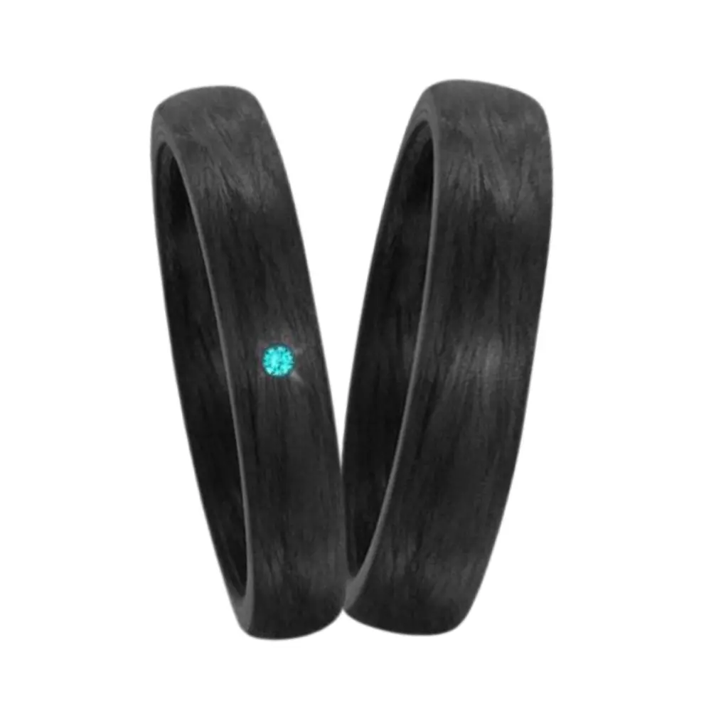 Schwarze Eheringe aus Carbon in zwei Breiten mit blauem Diamanten