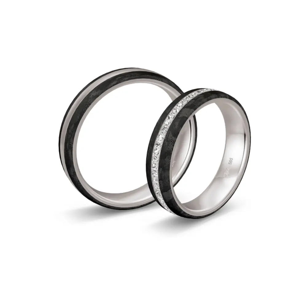 Eheringe aus Platin mit Carbon und 55 Diamanten in Ringschiene seitlich