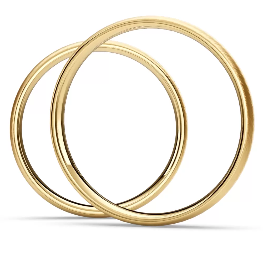 Gelbgold Eheringe mit drei Diamanten in quadratischer Umrandung und Quermattierung seitlich