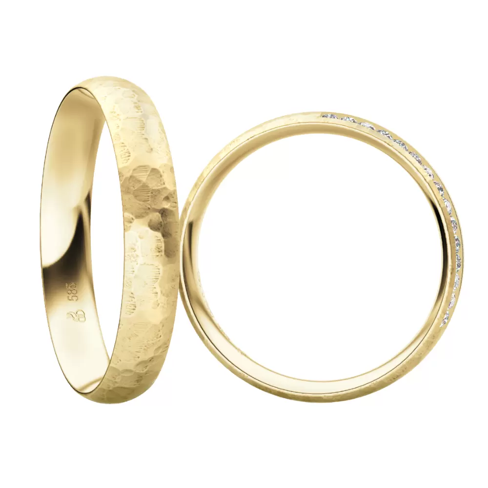 Gelbgold Eheringe mit Diamanten in Reihe und Hammerschlag-Oberfläche von hinten