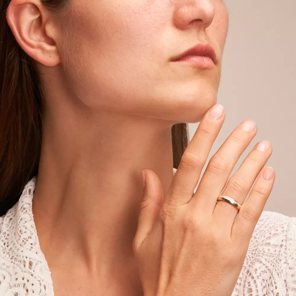 Gelbgold Ehering mit Diamanten in Reihe und Hammerschlag-Oberfläche auf Hand