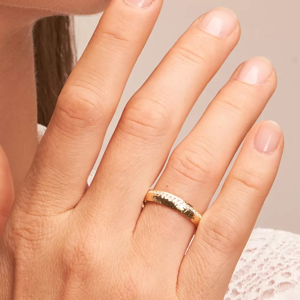 Gelbgold Ehering mit Diamanten in Reihe und Hammerschlag-Oberfläche auf Hand im Zoom