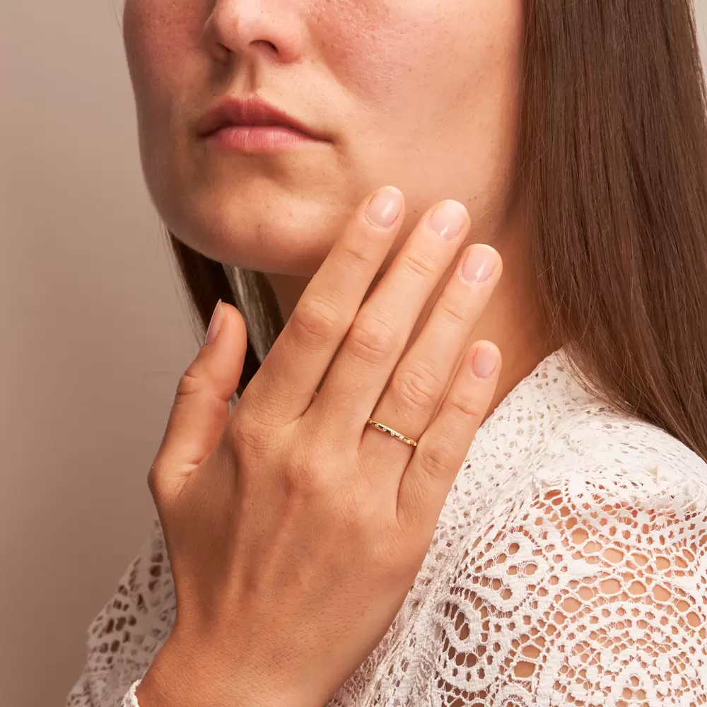 Gelbgold Ehering in schmalem Design mit 10 Diamanten auf Hand