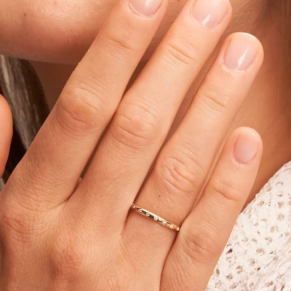 Gelbgold Ehering in schmalem Design mit 10 Diamanten auf Hand im Zoom