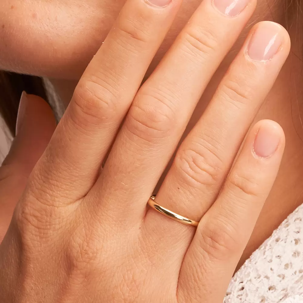 Gelbgold Ehering in 2 mm Breite poliert auf Hand im Zoom