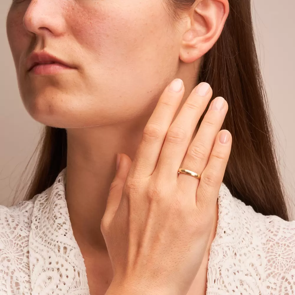 Gelbgold Eheringe mit längsmatter Oberfläche auf Hand