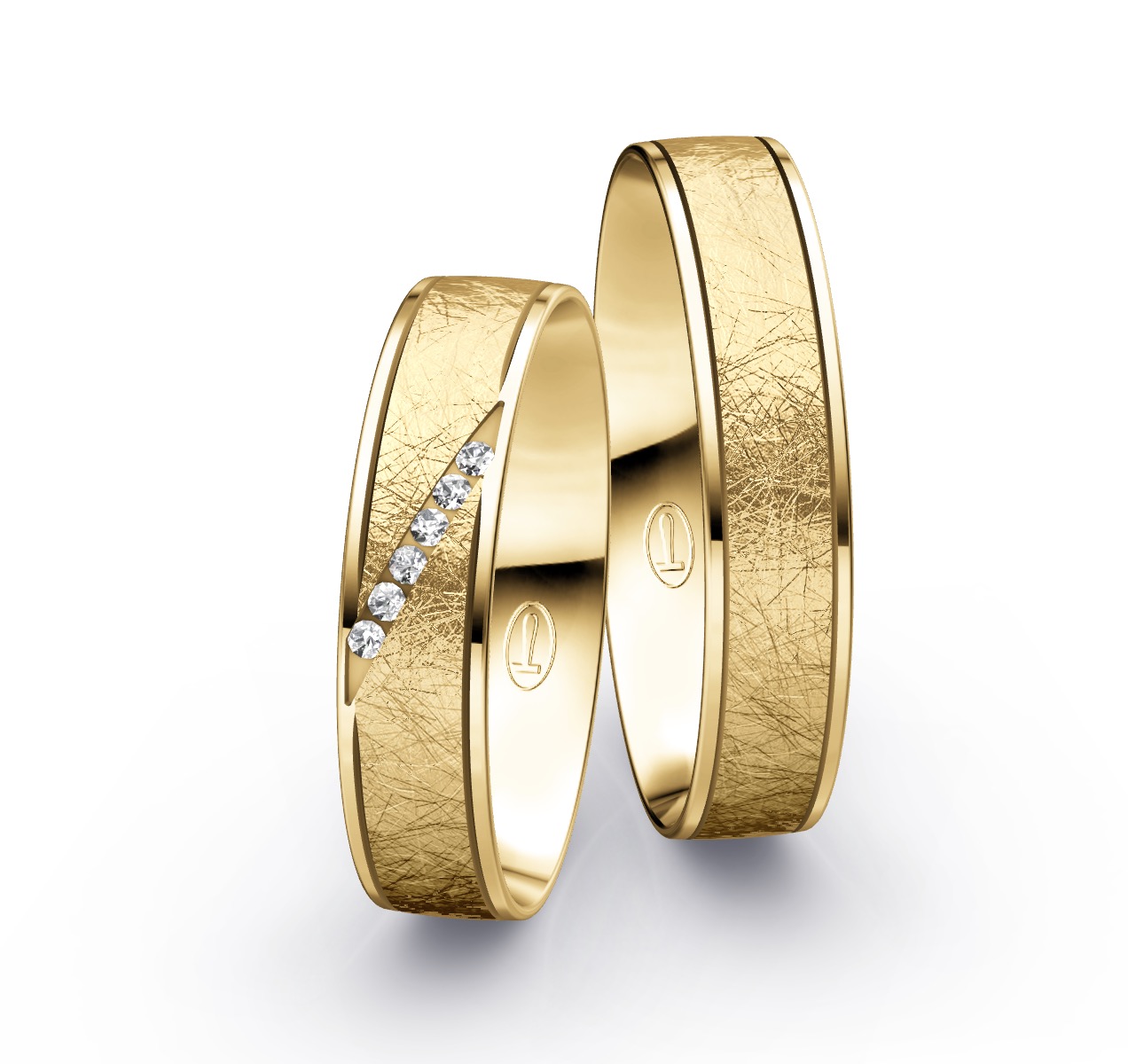 Eheringe aus eismattem Gelbgold mit Band aus Diamanten
