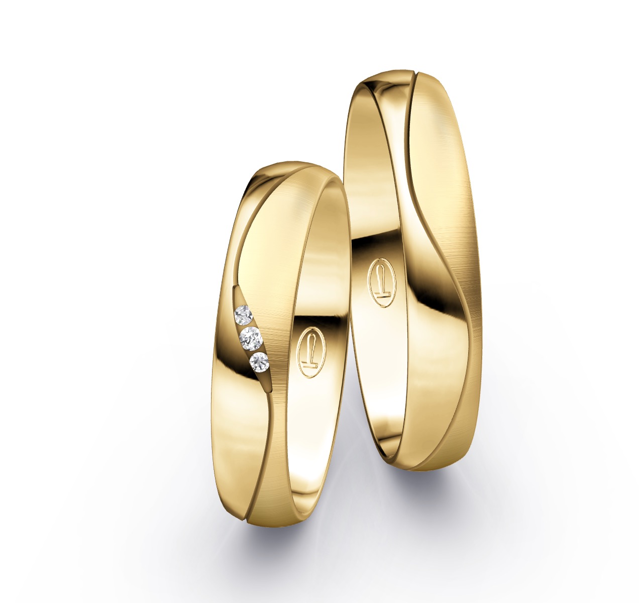 Trauringe in Gelbgold mit Polierung und Quermattierung und 3 Diamanten