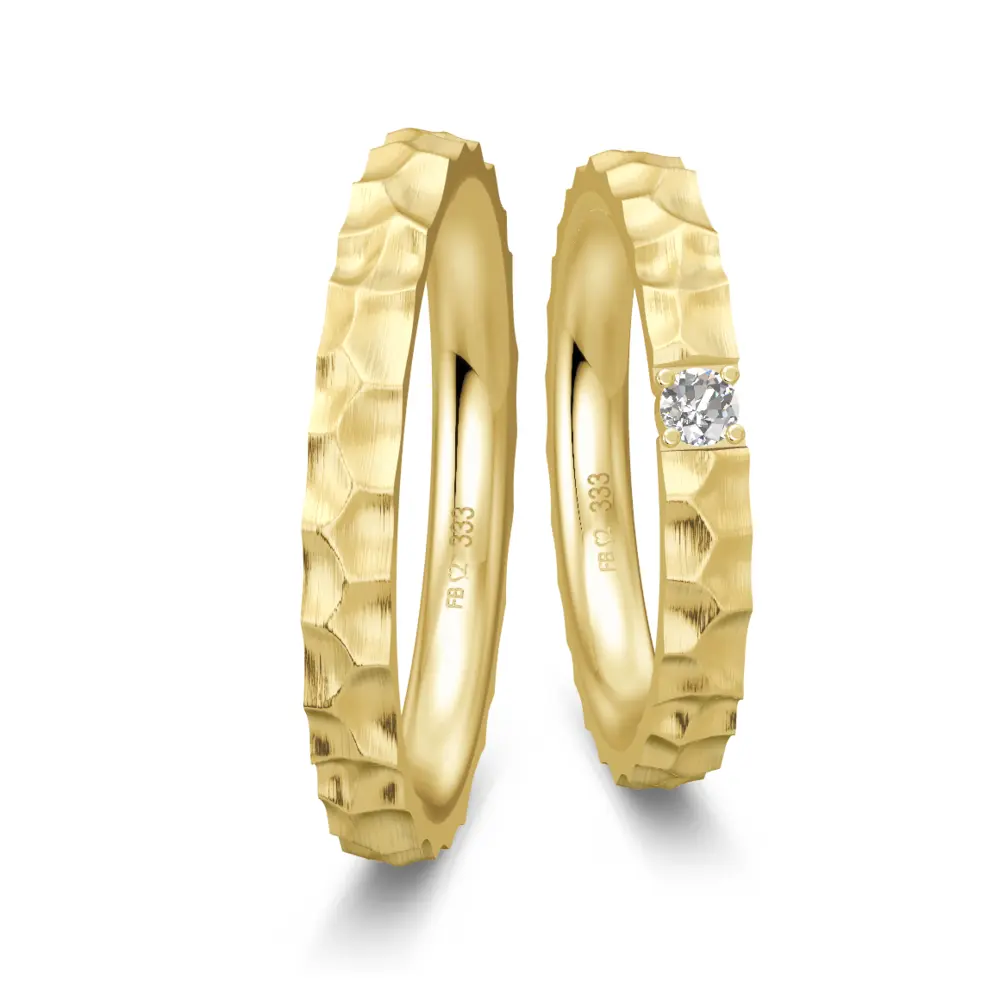 Eheringe aus Gelbgold mit großem Diamanten und Hammerschlag
