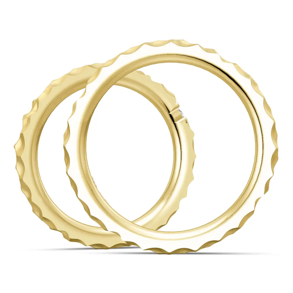 Eheringe aus Gelbgold mit großem Diamanten und Hammerschlag seitlich