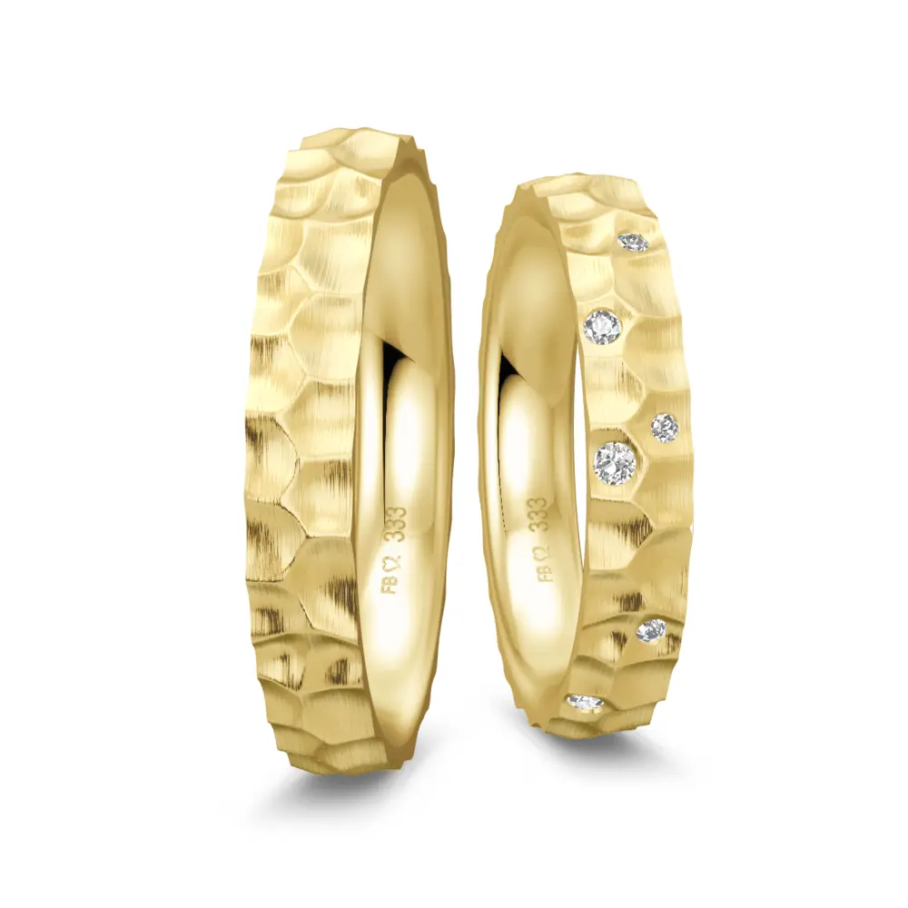 Hammerschlag Eheringe aus Gelbgold mit Diamanten in Sternenhimmel-Optik