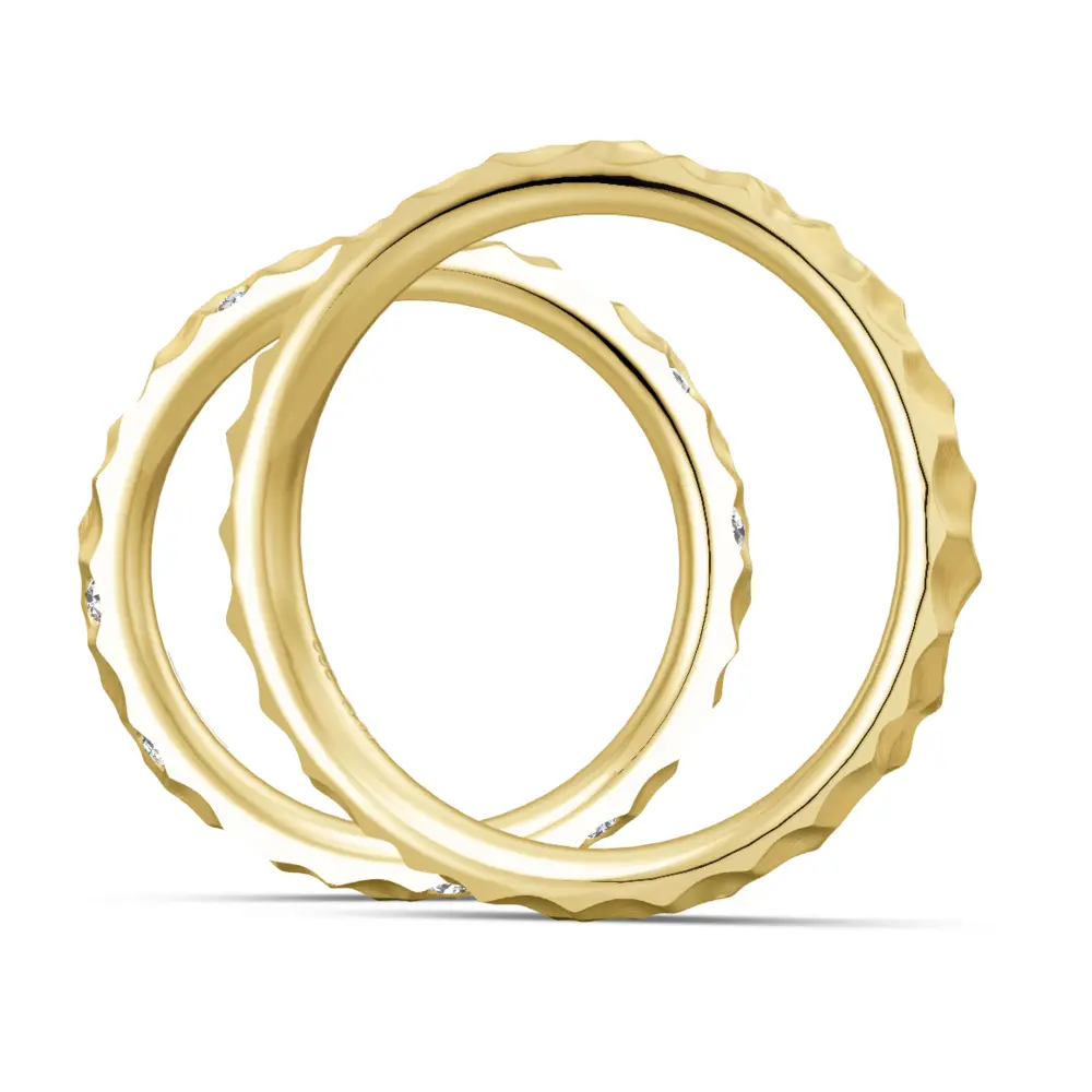 Hammerschlag Eheringe aus Gelbgold mit Diamanten in Sternenhimmel-Optik seitlich