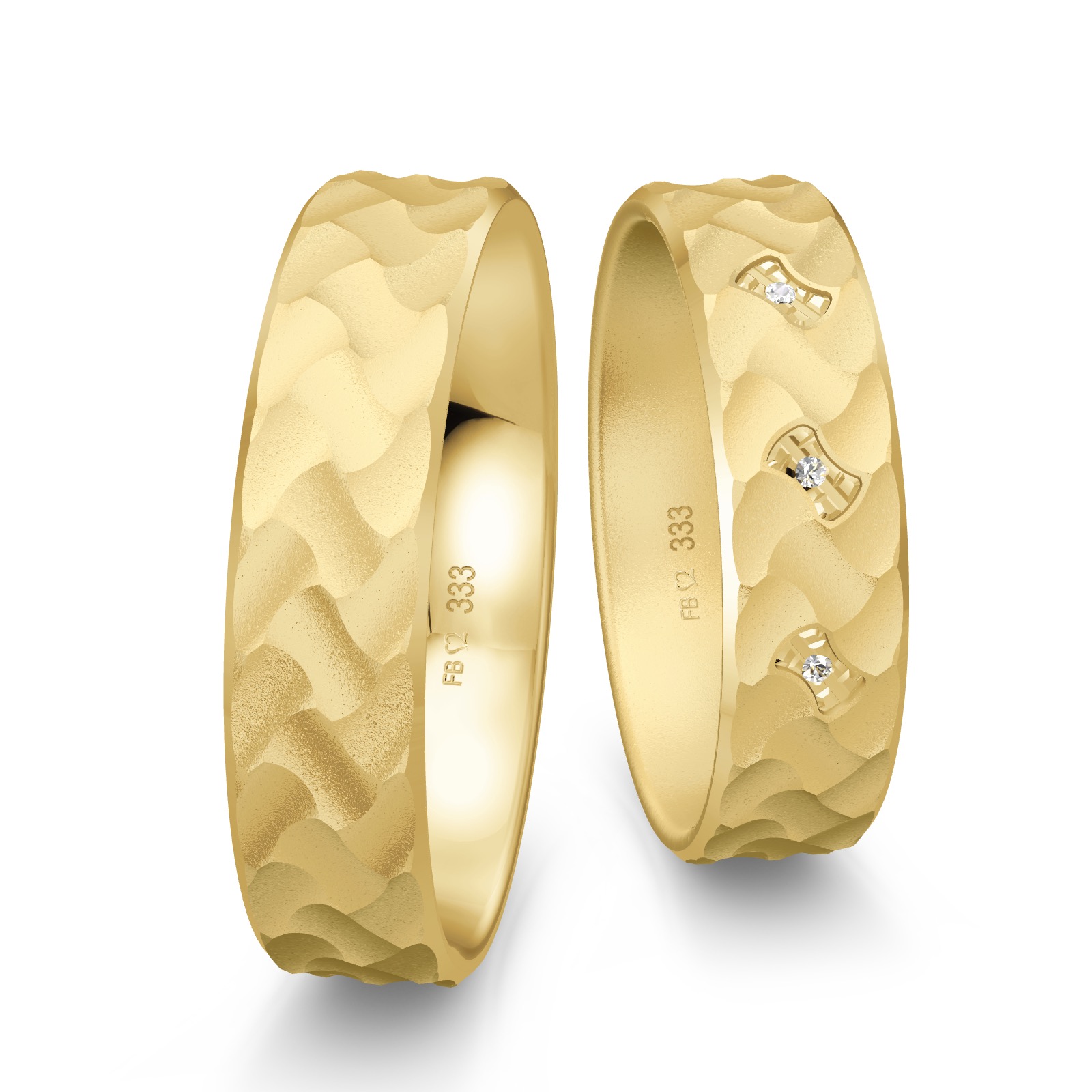 Sandmattierte Gelbgold Eheringe mit Oberflächenstruktur und 3 Diamanten
