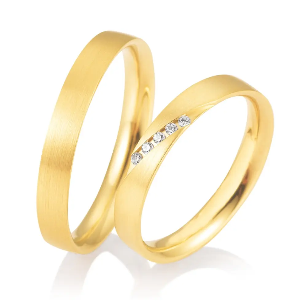 Matte schmale Gelbgold Eheringe mit 5 Diamanten in Reihe seitlich