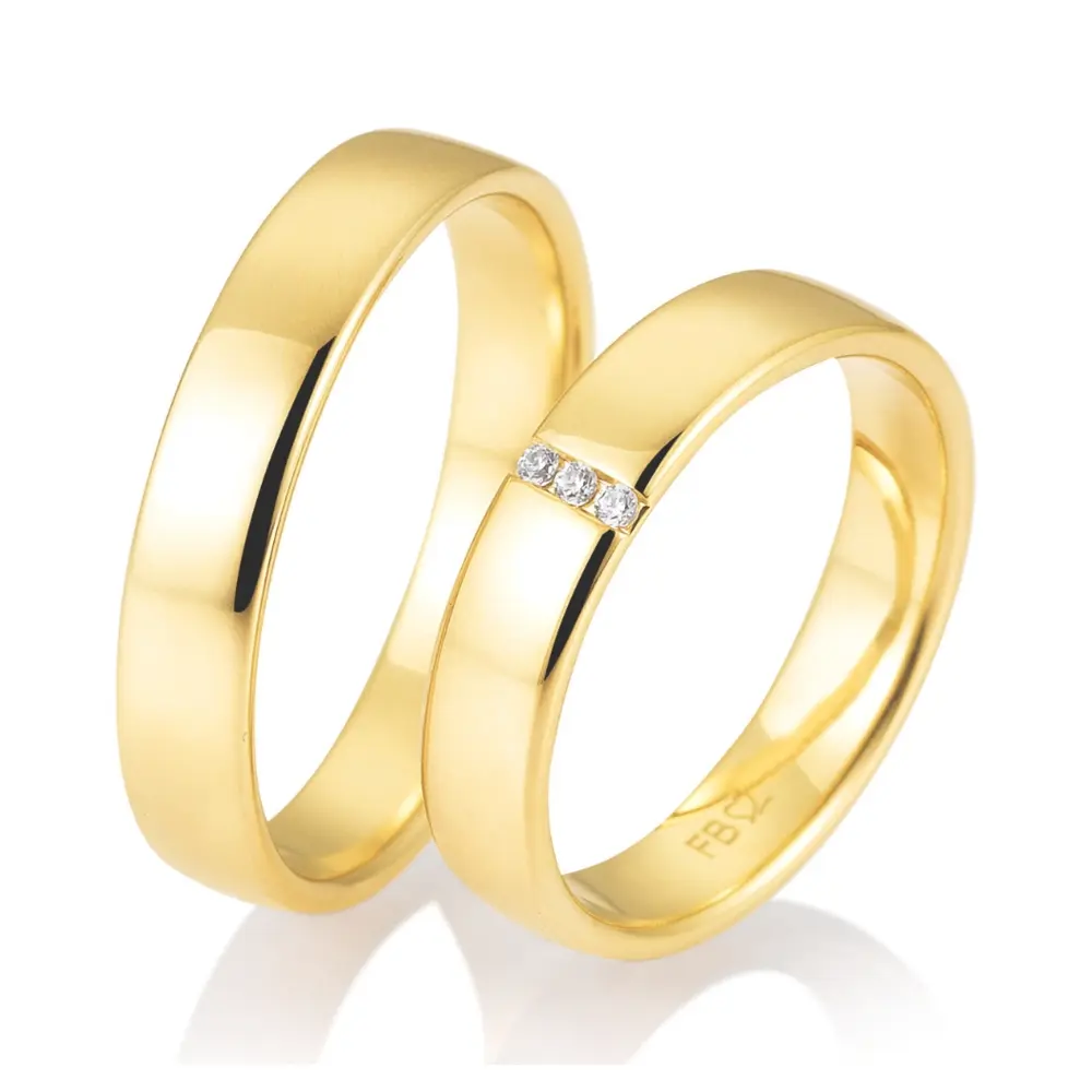 Mit Polierung gestaltete Gelbgold Eheringe mit drei Diamanten