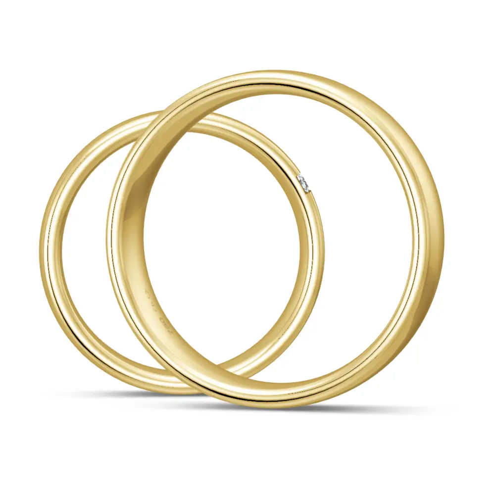 Strahlend polierte Gelbgold Eheringe mit drei Diamanten seitlich