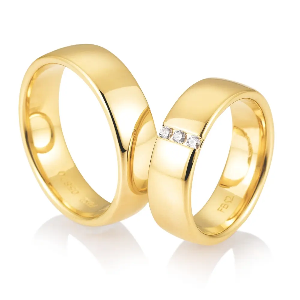 Breite 6,5 mm Gelbgold Eheringe mit Polierung und drei Diamanten