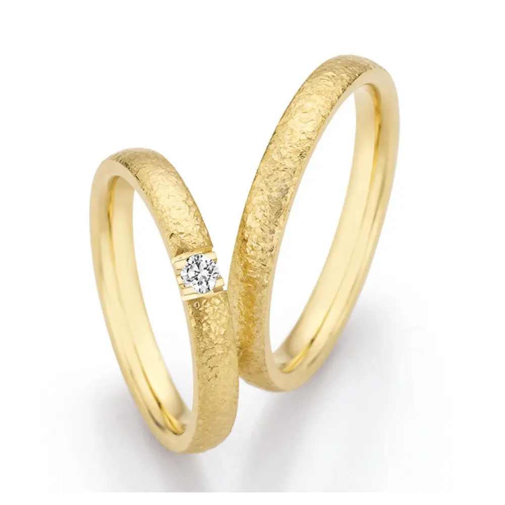 Gelbold Eheringe mit großem Diamanten und Hammerschlag