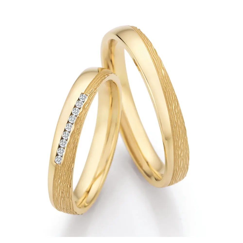 Markante Gelbold Eheringe mit 9 Diamanten im Kanal halbpoliert halbstrukturiert