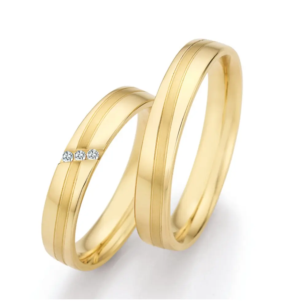 Matte und polierte Gelbold Eheringe mit Diamanten in quer verlaufender Rille