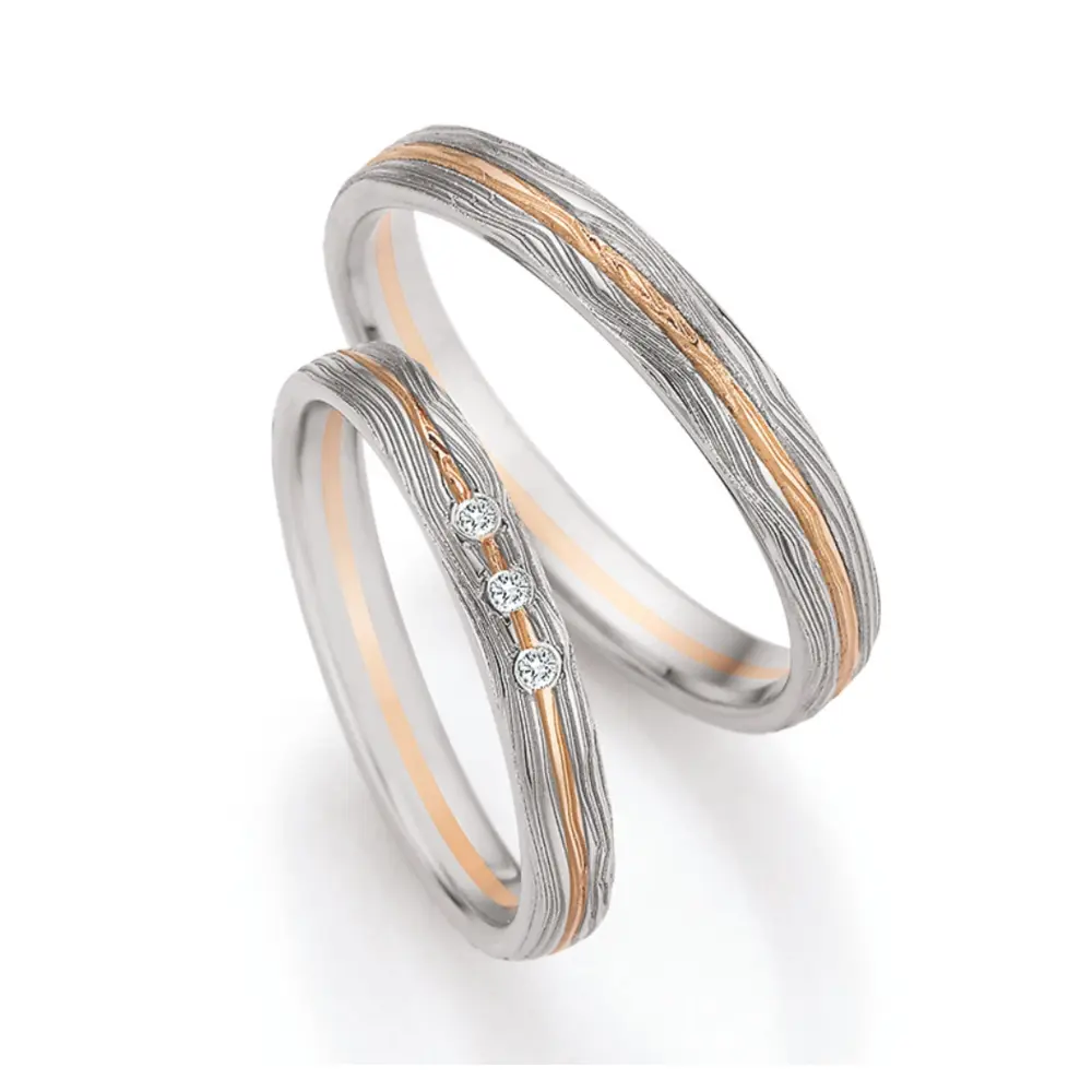 Strukturierte bicolore Palladium 500 und Champagne Gold Eheringe mit Diamanten