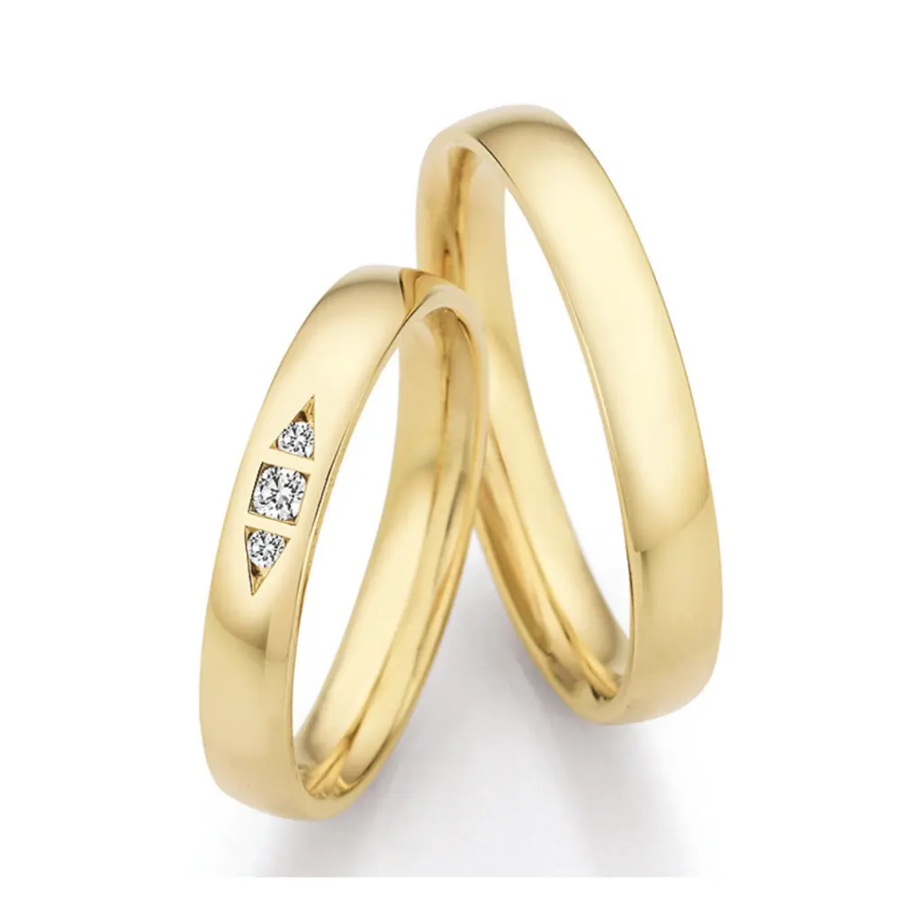 Gelbgold Eheringe mit 3 Diamanten in besonderer Fassung und Polierung
