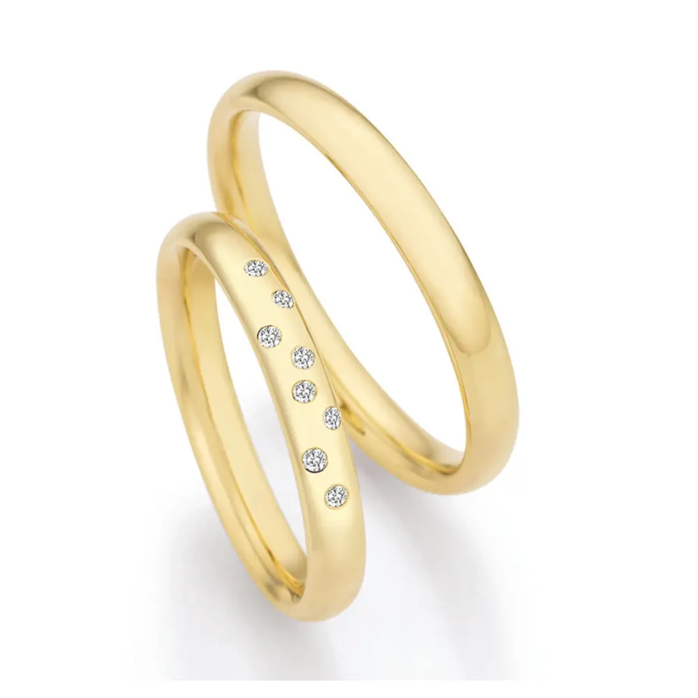 Schmale polierte Gelbold Eheringe mit Diamanten als Sternenhimmel
