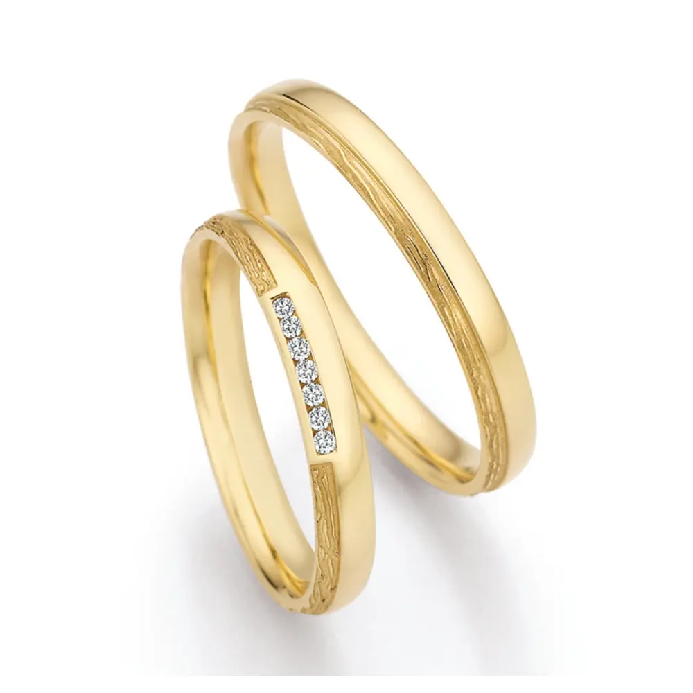Polierte Gelbgold Eheringe mit 7 Diamanten und strukturiertem Streifen