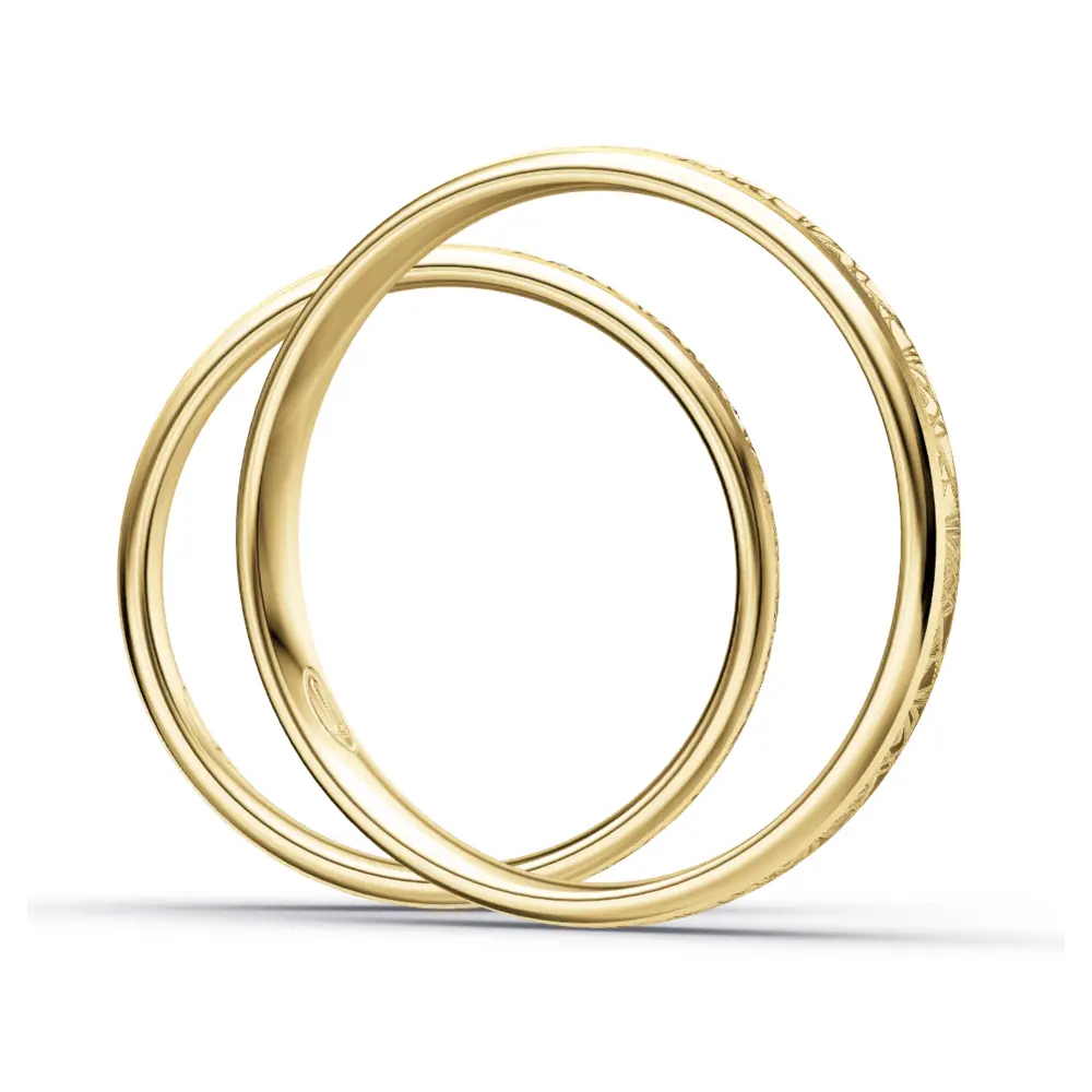 Schmale Gelbold Eheringe mit 9 Diamanten in strukturierter Oberfläche seitlich