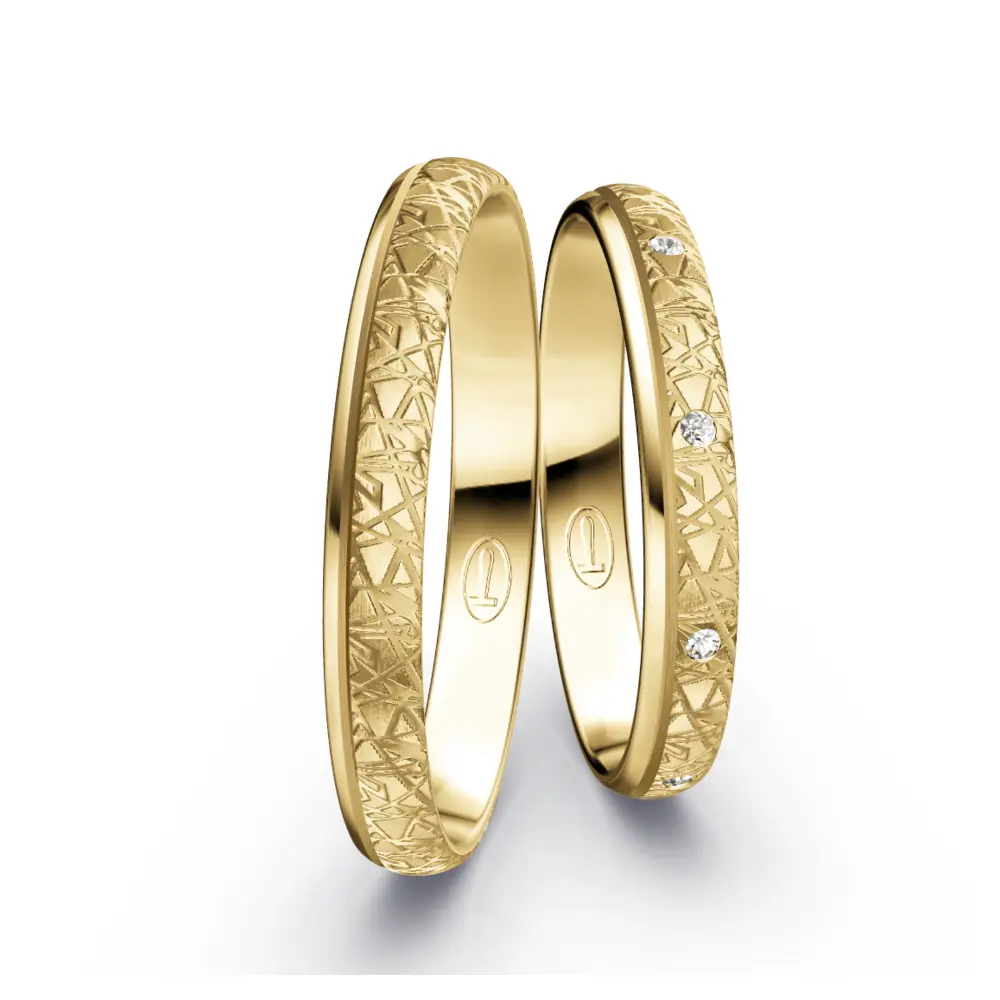 Schmale Gelbold Eheringe mit 9 Diamanten in strukturierter Oberfläche