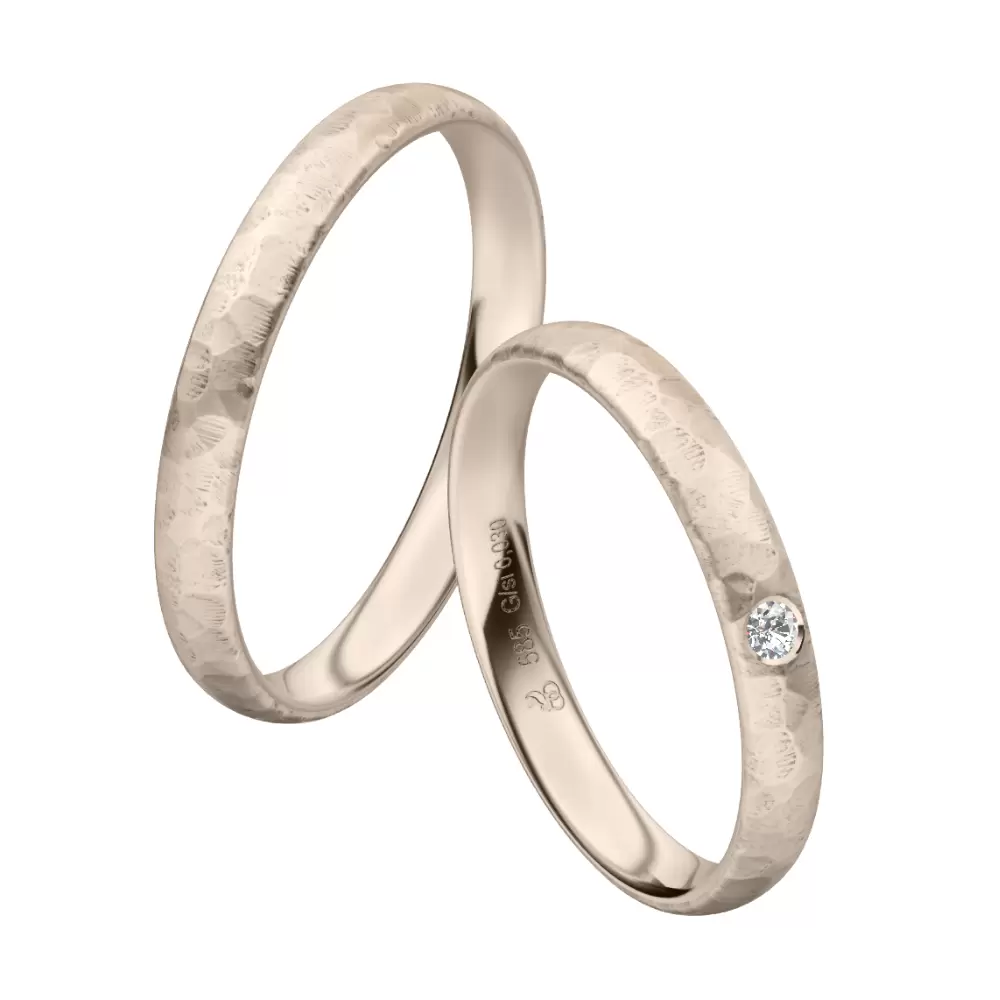 Eheringe aus Herbstgold mit 0,03 Karat Diamanten und Hammerschlag