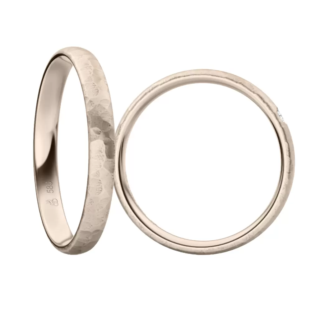 Eheringe aus Herbstgold mit 0,03 Karat Diamanten und Hammerschlag von hinten