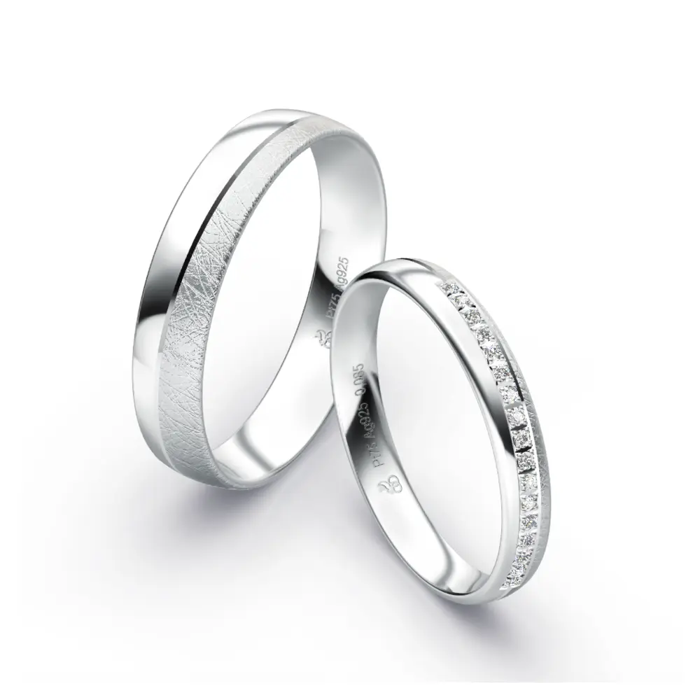 Polierte und eismatte Eheringe aus Plagentum mit einem Diamantenband im Damenring