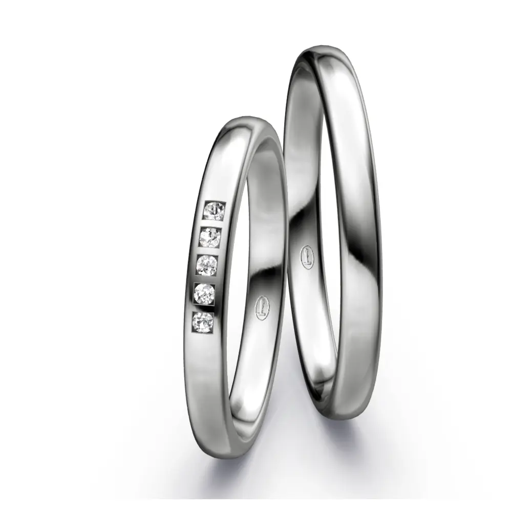 Platin Eheringe mit 5 weißen Diamanten in polierter Oberfläche