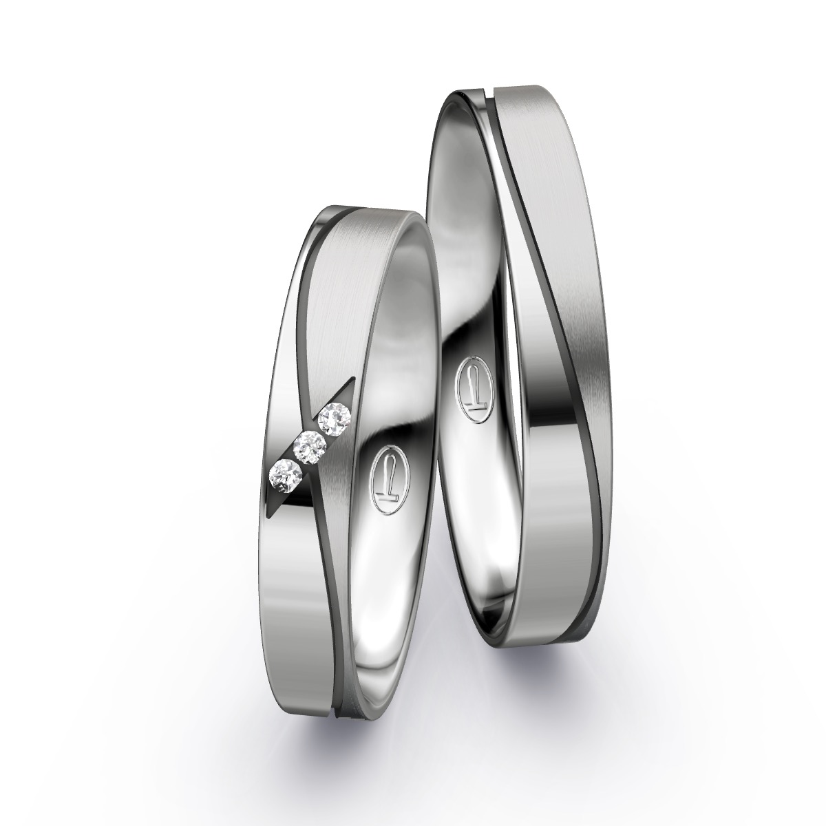 Eheringe aus Platin mit geschwungener Rille und 3 Diamanten