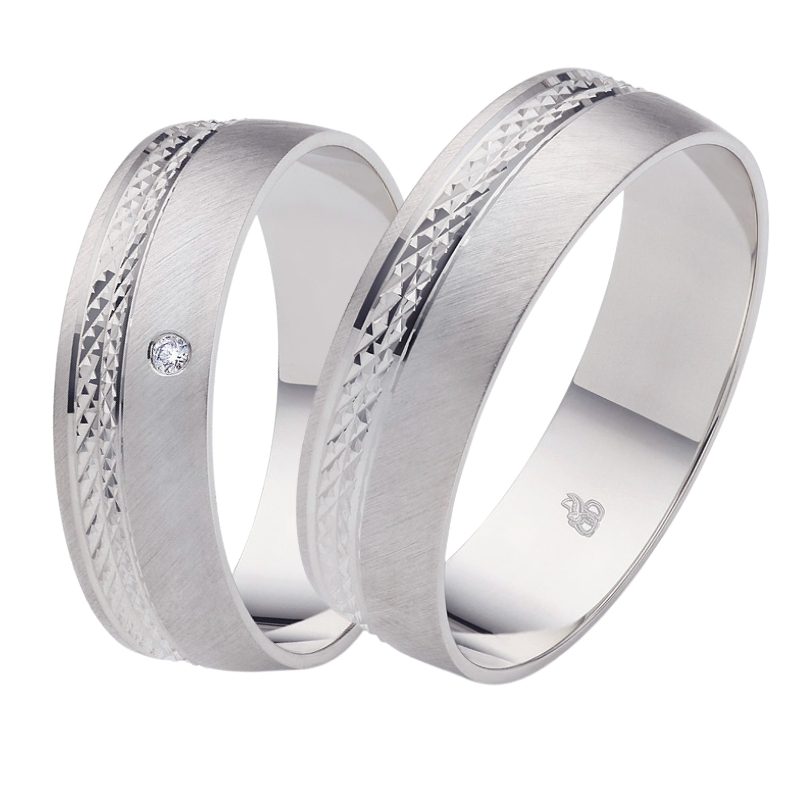 Quermattierte Platin Eheringe mit gemustertem Streifen und Diamanten