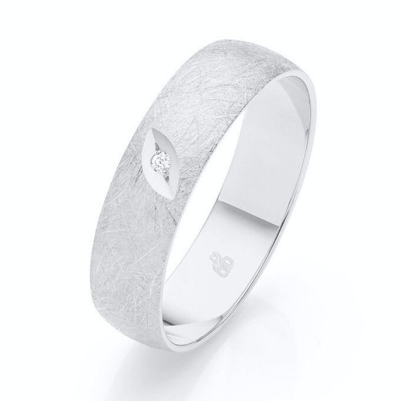 Platin Ehering in Eismattierung mit Diamanten