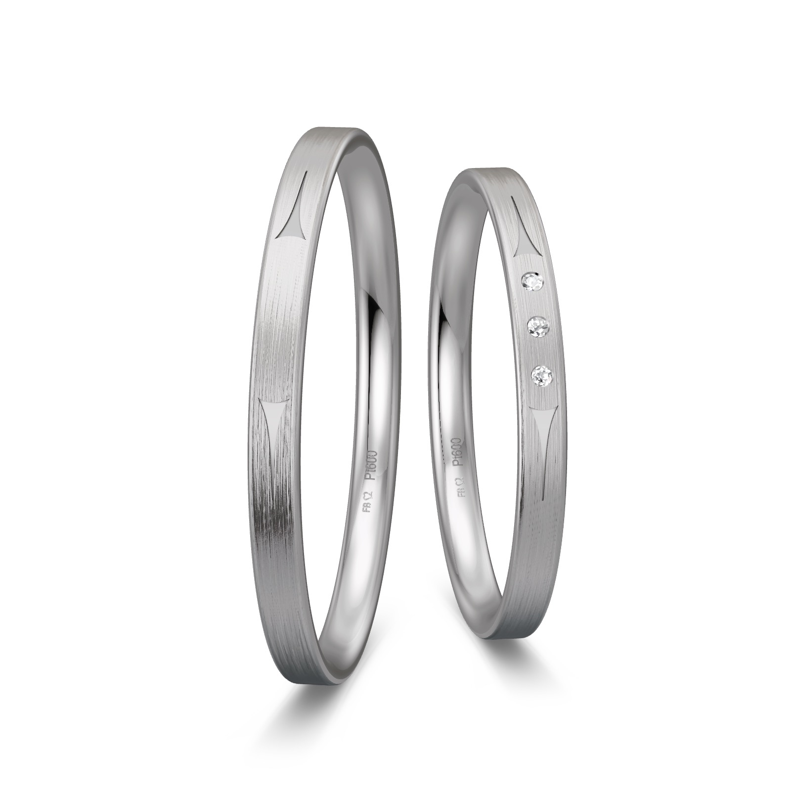 Mattierte Platin Eheringe mit drei Diamanten und Dreiecksmuster