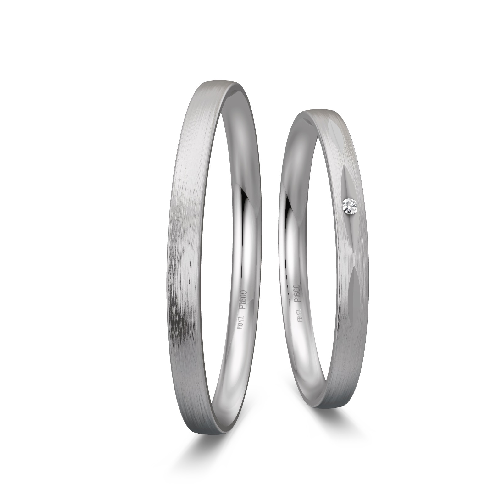 Eheringe aus Platin mit Diamanten in Vertiefung und Längsmattierung