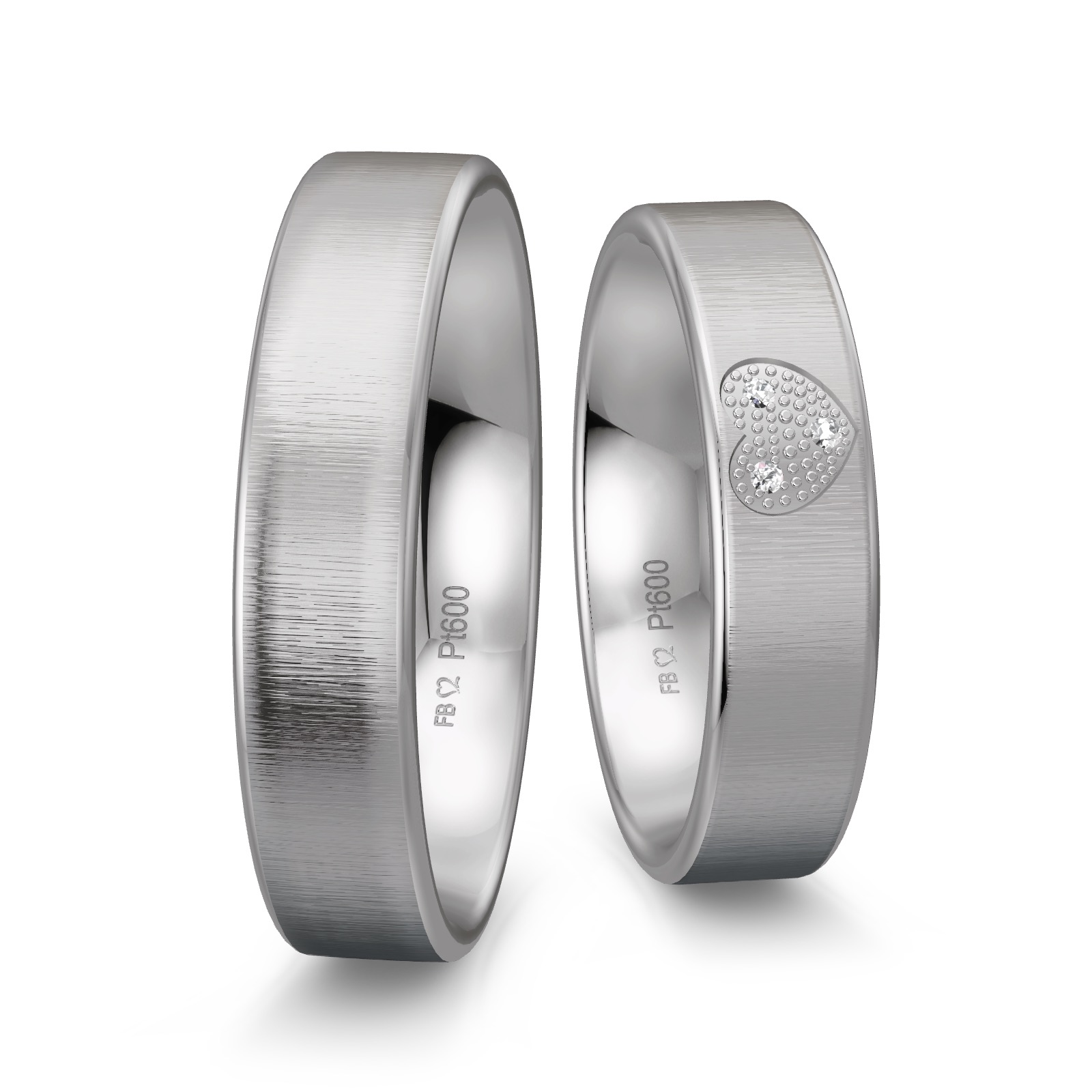 Eheringe aus quermattem Platin mit 3 Diamanten im Herzen