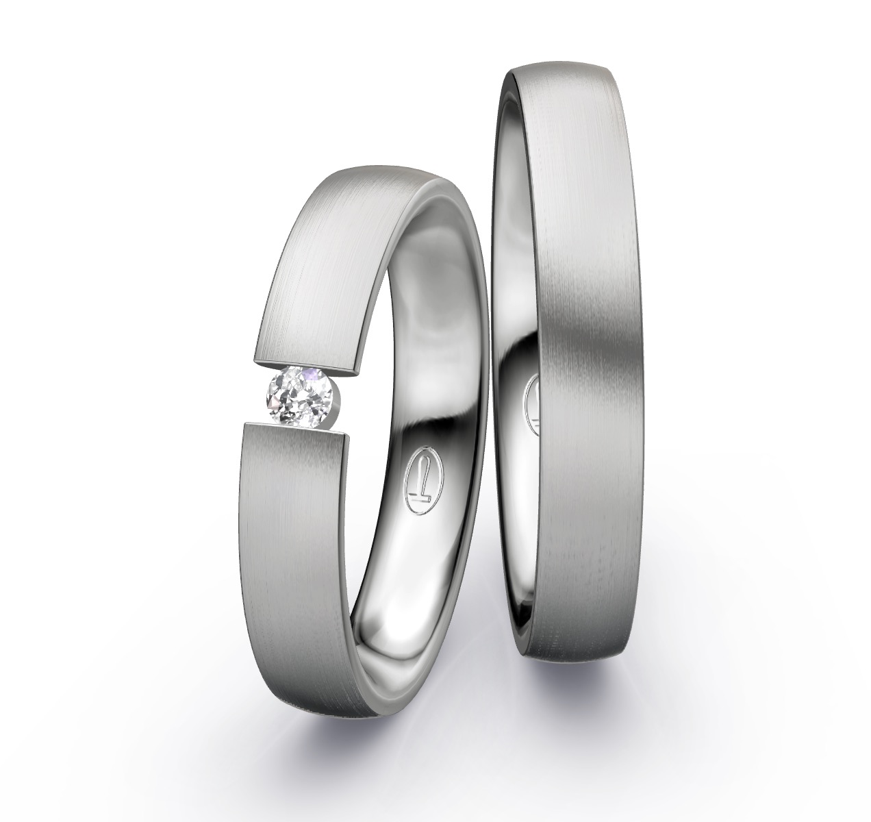 Eheringe aus edlem Platin mit einzelnem Diamanten und Längsmattierung