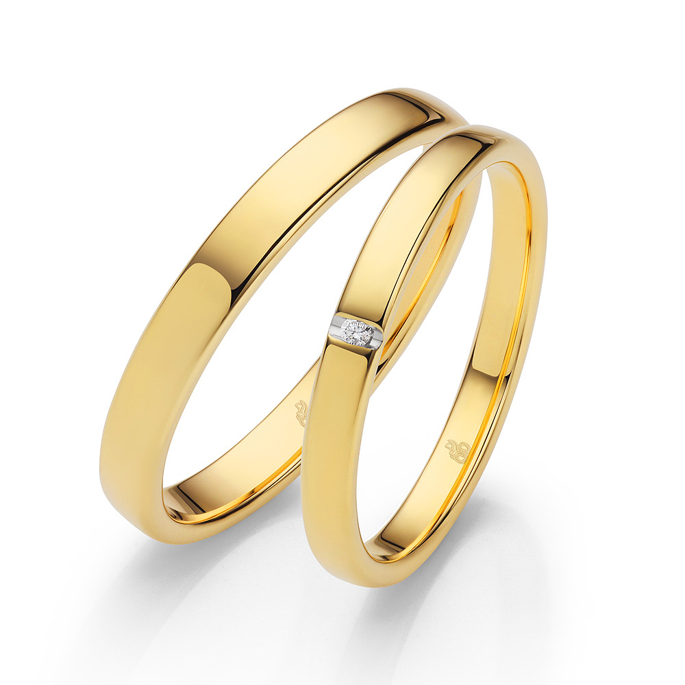 Gelbgold Eheringe in poliertem Design und eingespanntem Diamanten
