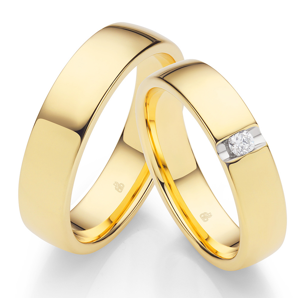 Polierte Eheringe aus Gelbgold mit einem Diamanten
