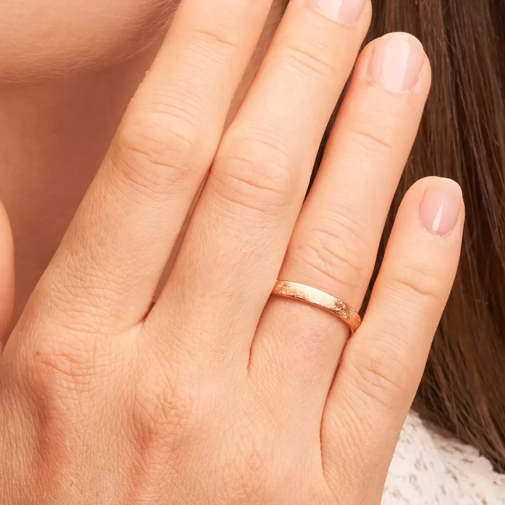 Eismatter Roségold Ehering auf Hand im Zoom